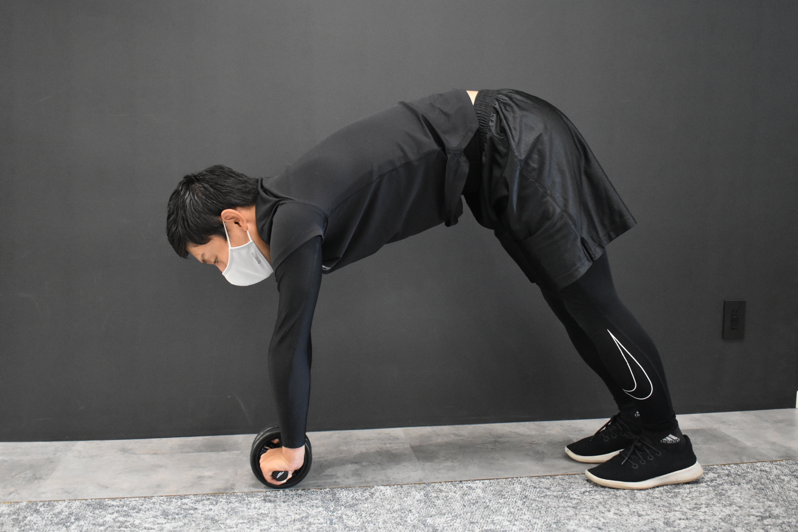 アブローラー 腹筋ローラー を使った背筋の鍛え方を解説 メリットやコツも紹介 Kencoco ケンココ