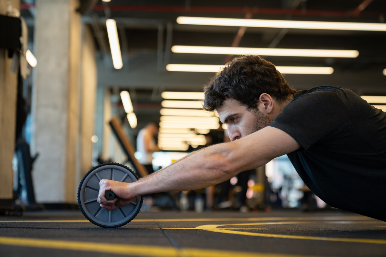 腹筋ローラーの立ちコロの特徴や効果とやり方を徹底解説 難易度も Kencoco ケンココ