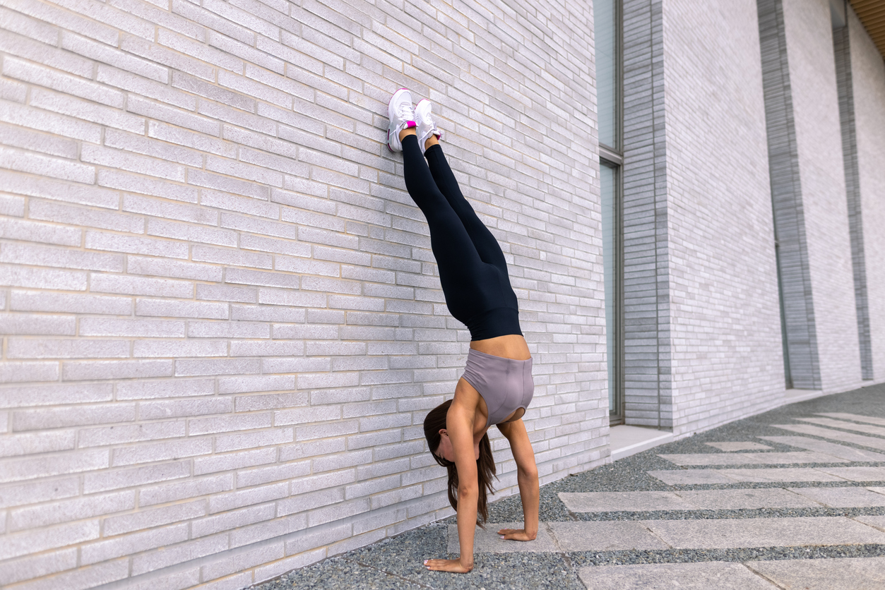 逆立ちのやり方を解説 マスターするための練習や筋トレも紹介 Kencoco ケンココ