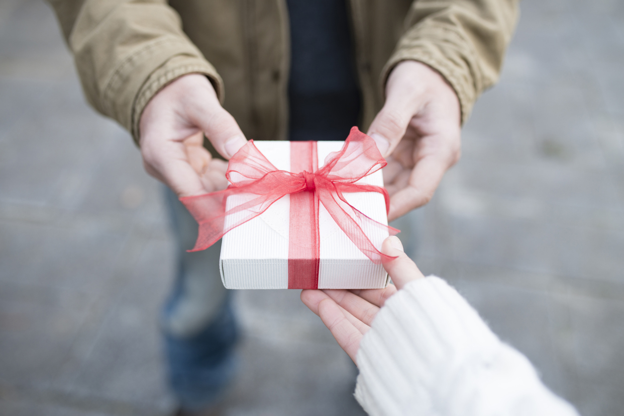 22年はこれで決定 女友達へのクリスマスプレゼントの選び方と人気おすすめ10選 年齢別に解説 Kencoco ケンココ