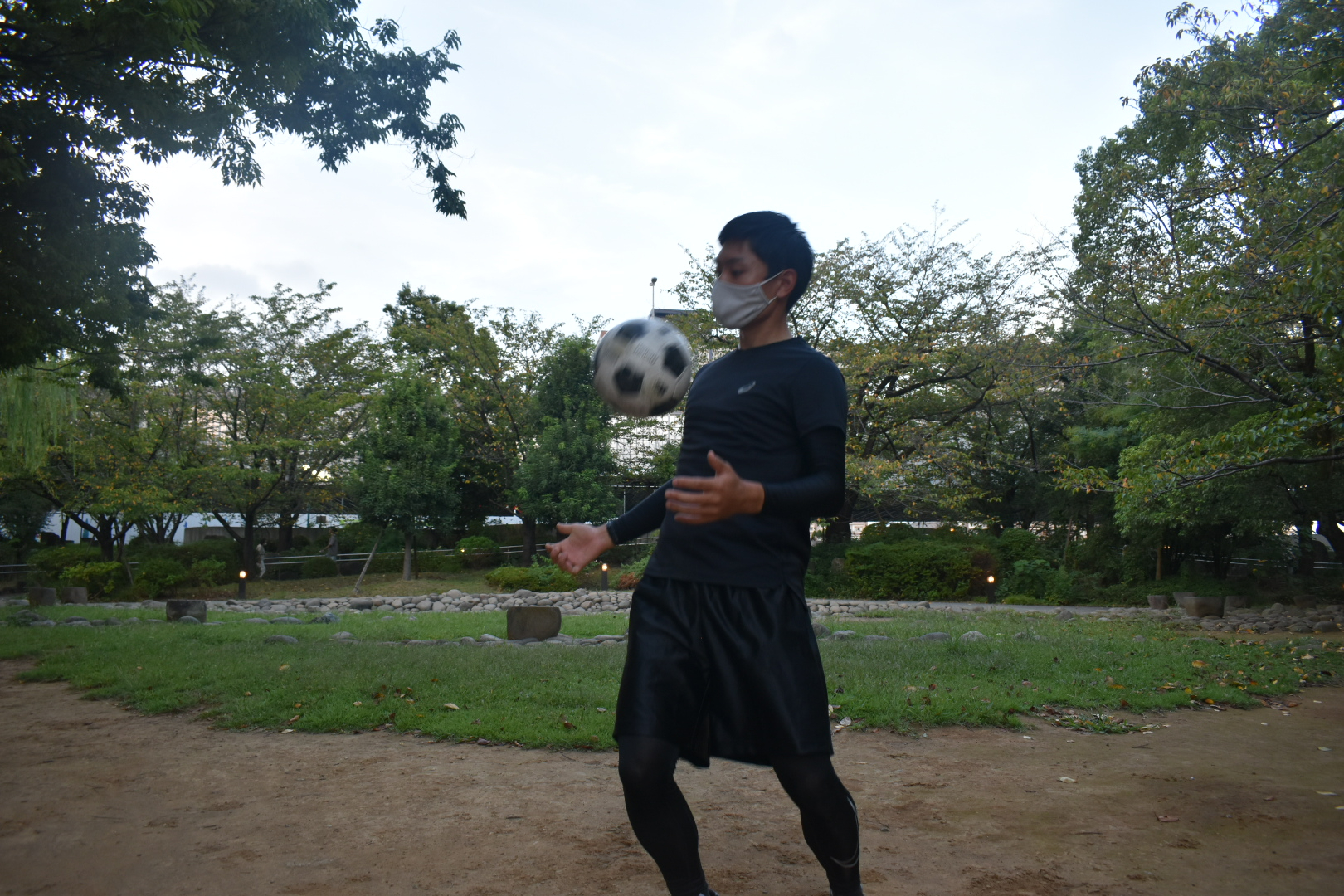 サッカー胸トラップのコツ 練習法を紹介 ミスの理由なども紹介 Kencoco ケンココ