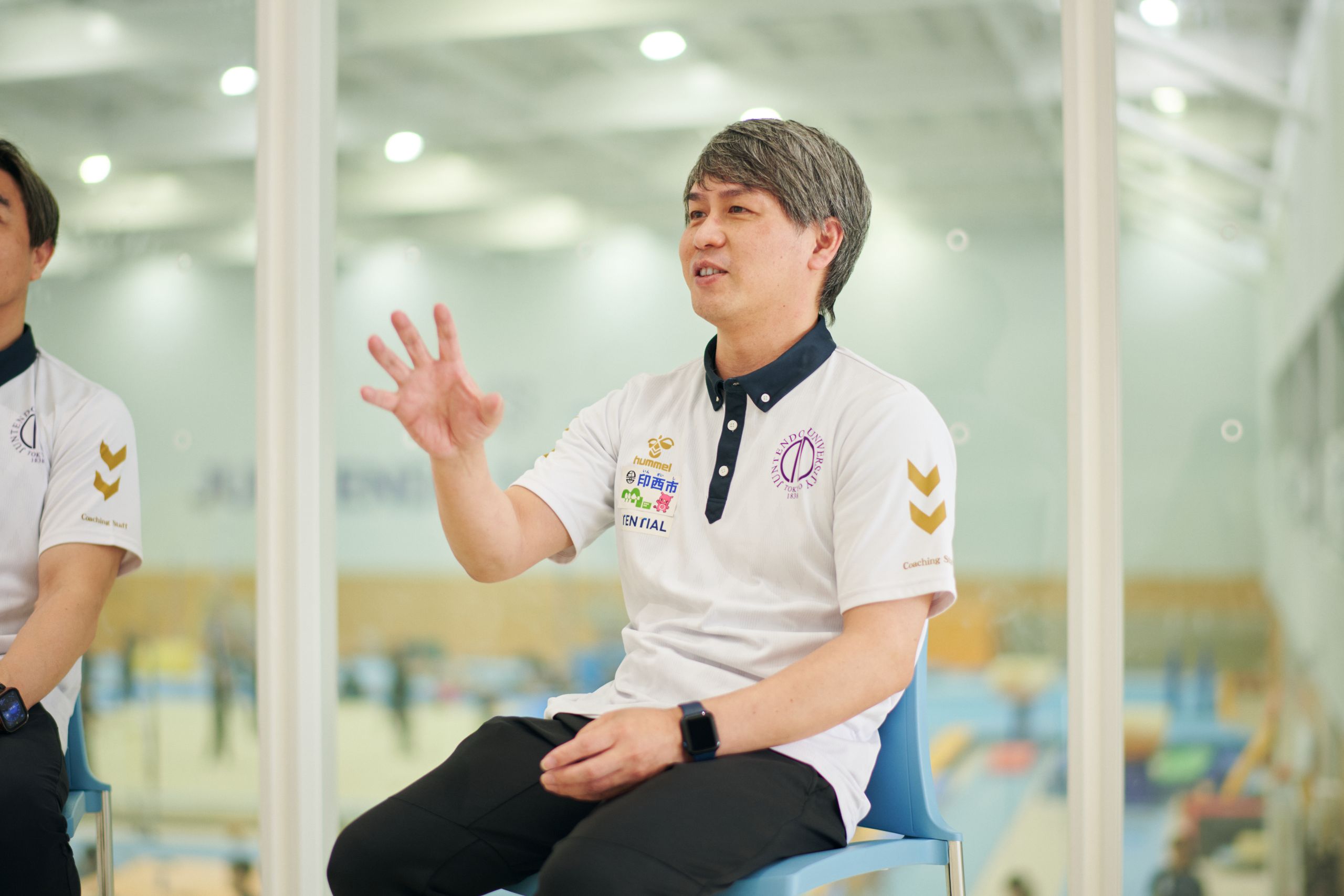 インタビューを受ける冨田洋之監督