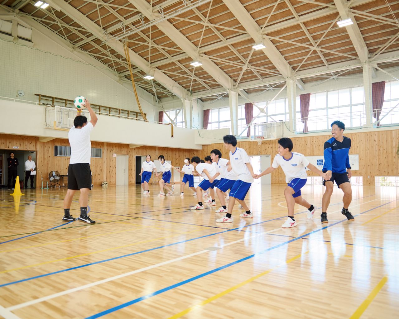 夢先生と子どもたちが体育館でゲームをしている様子