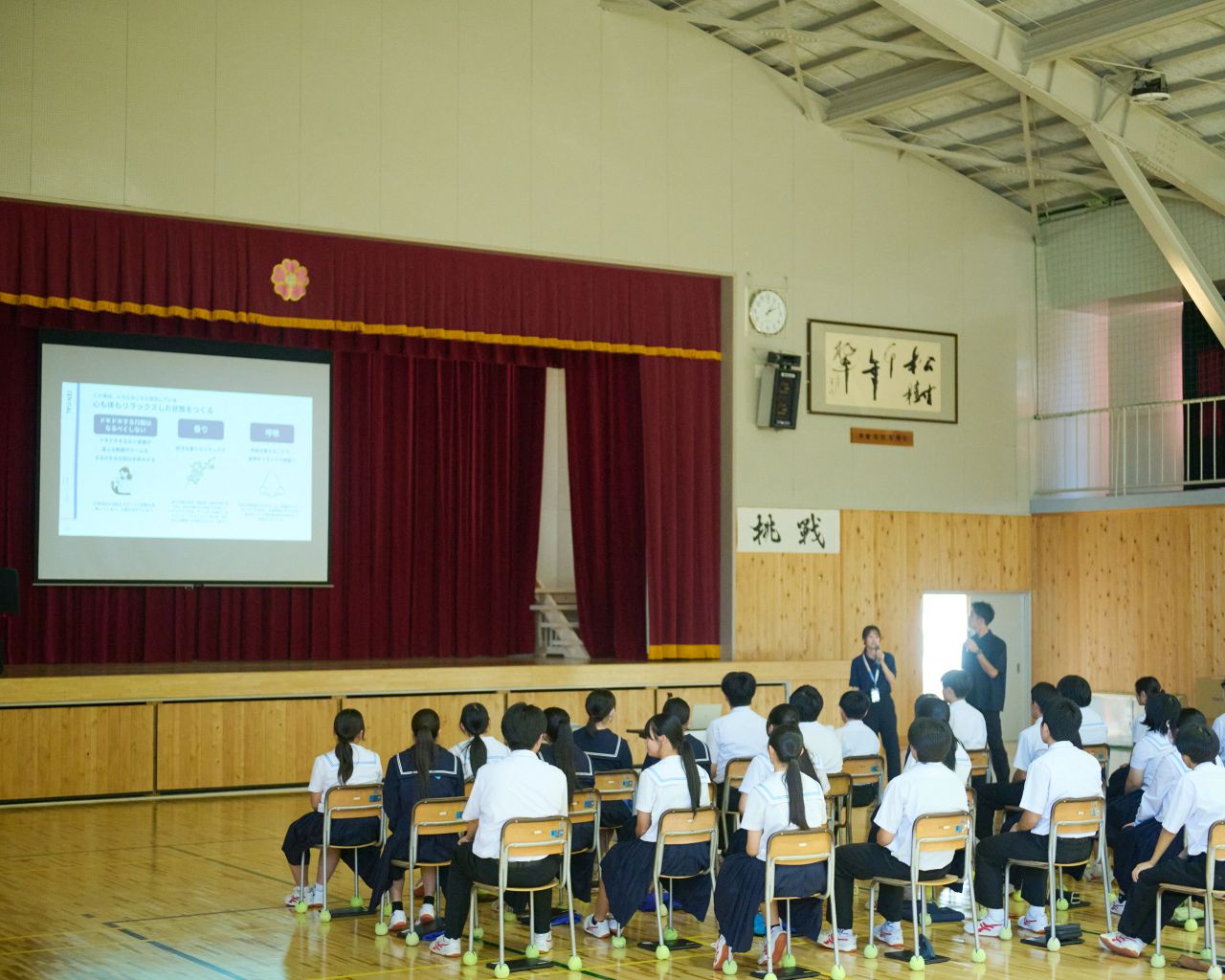 体育館で授業をするTENTIAL大久保と授業を聞く中学生生徒