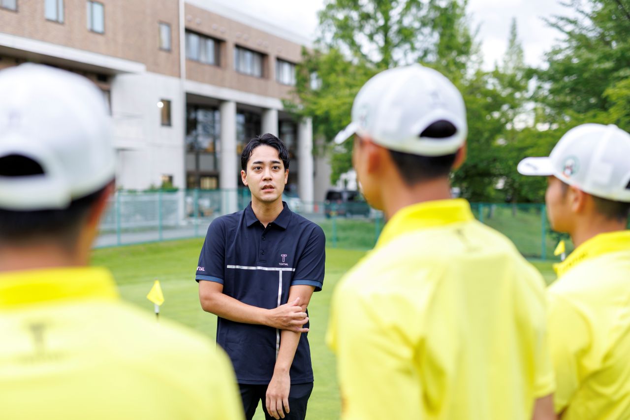 東北福祉大学ゴルフ部の選手と会話するTENTIAL森本