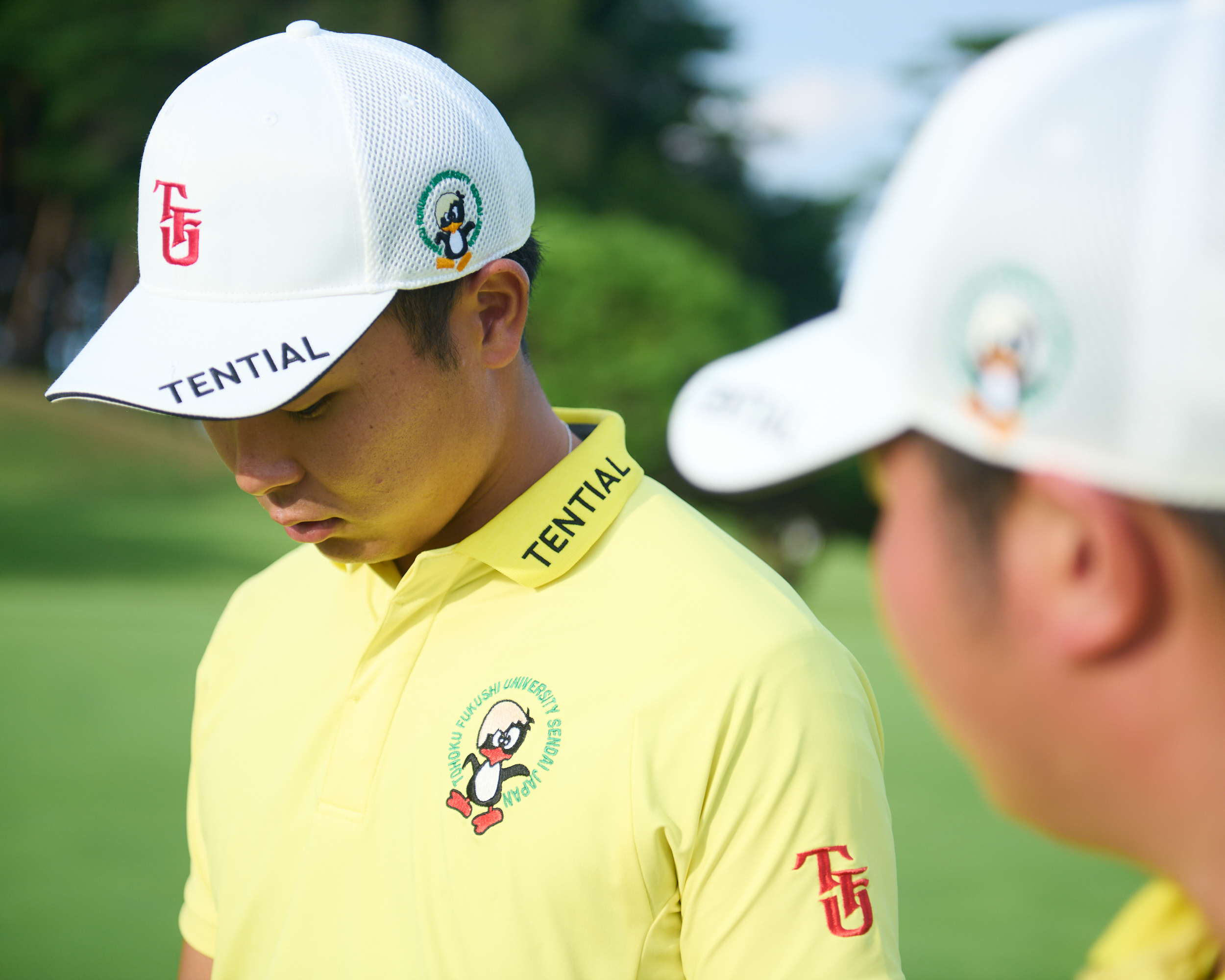 TENTIALで作成したキャップをかぶる東北福祉大学ゴルフ部の選手