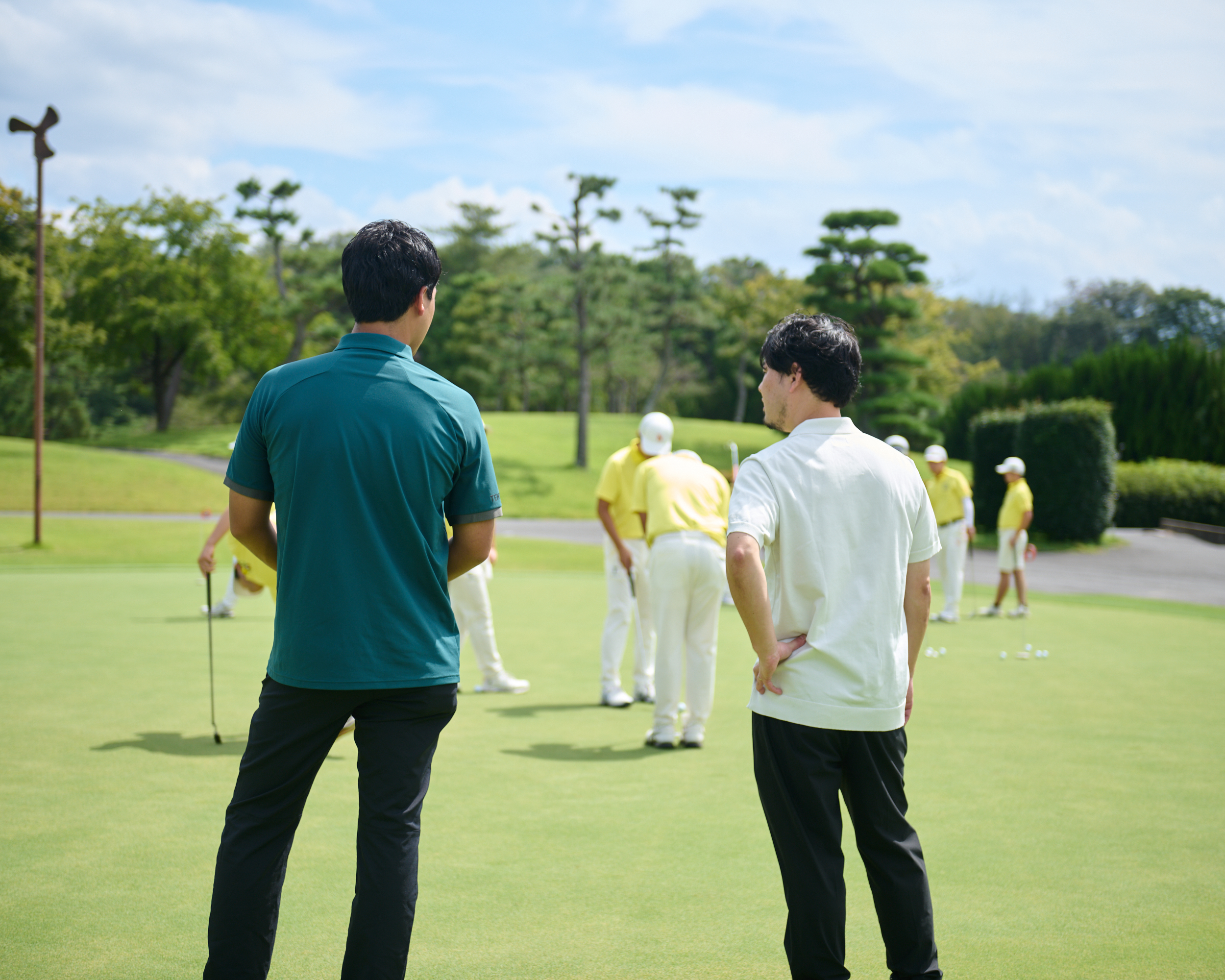 東北福祉大学ゴルフ部の練習を見学するTENTIAL社員