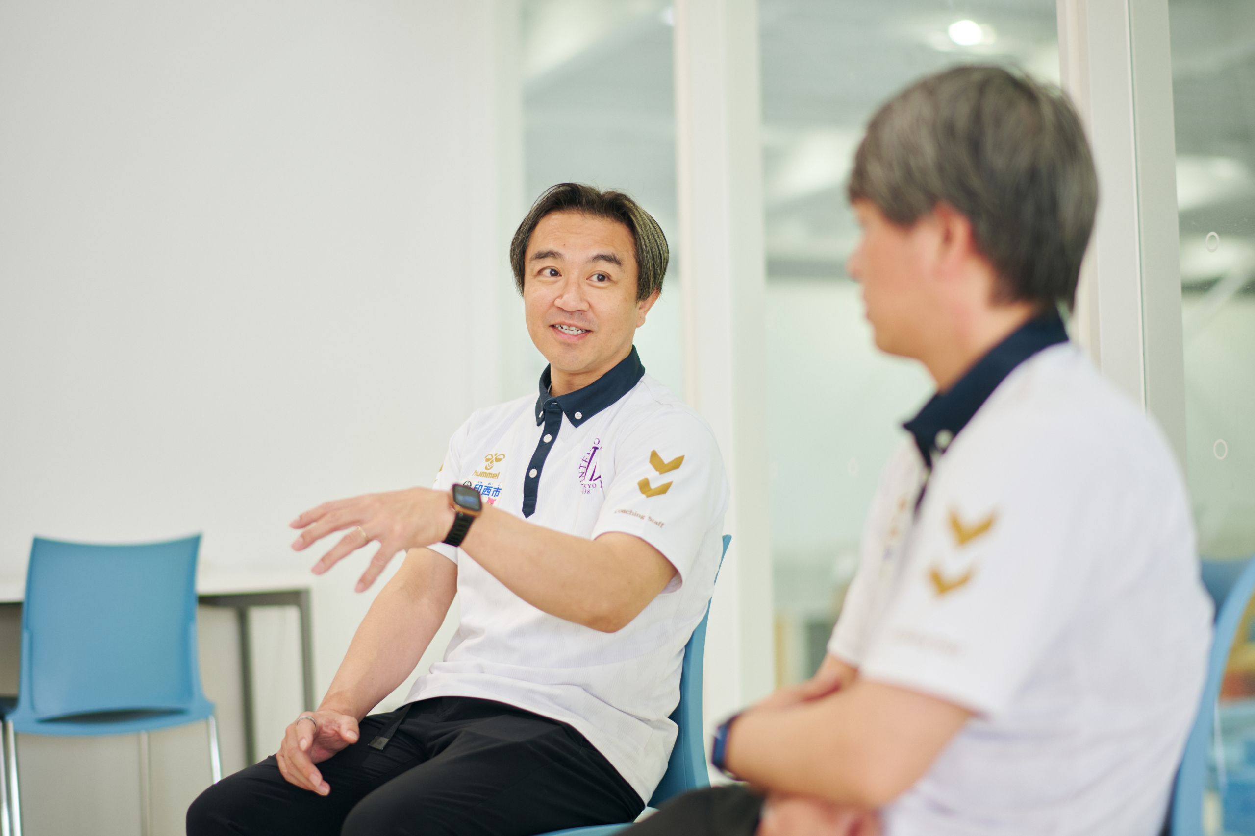 冨田洋之監督と会話をする原田睦巳監督