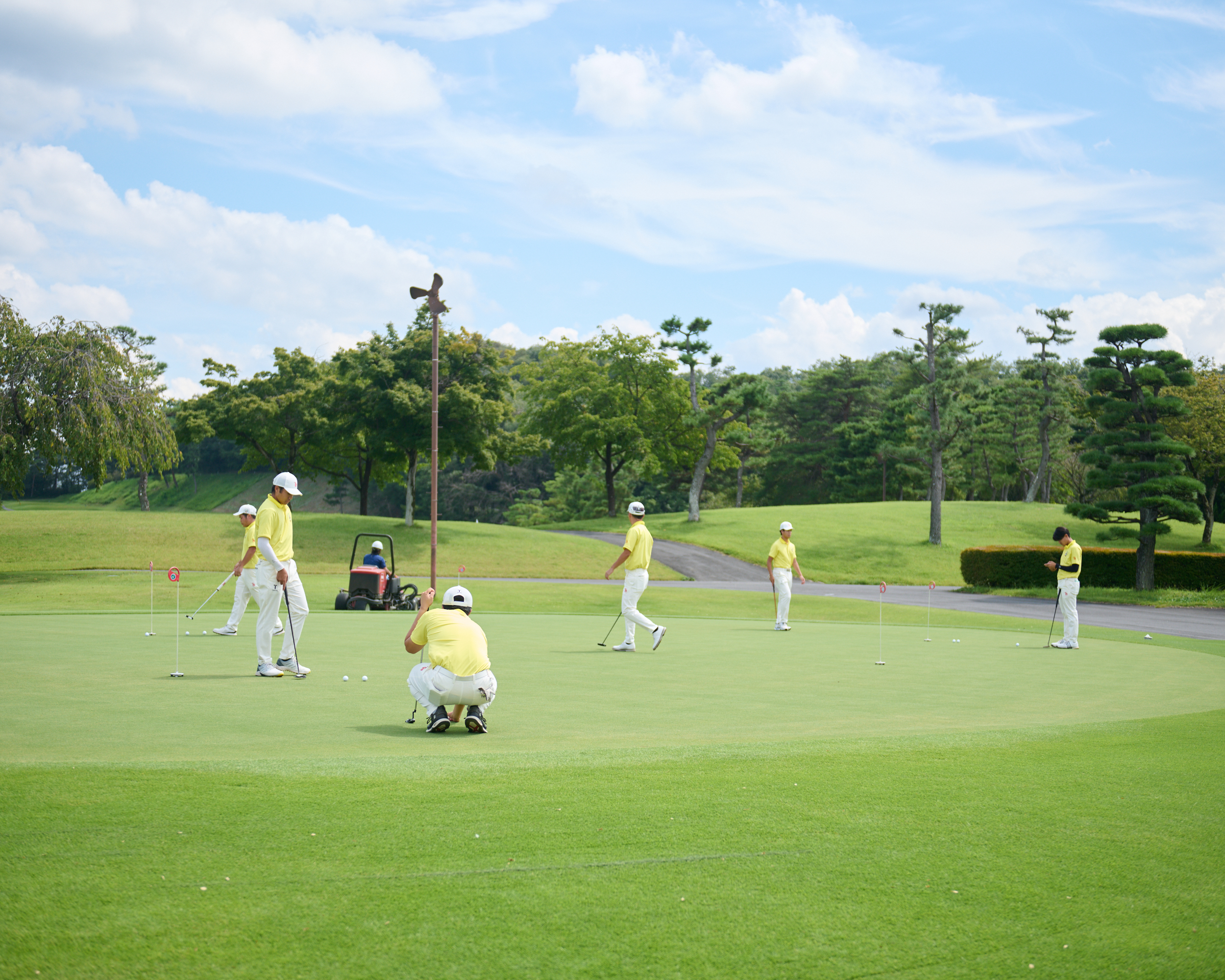 パターの練習をする東北福祉大学ゴルフ部