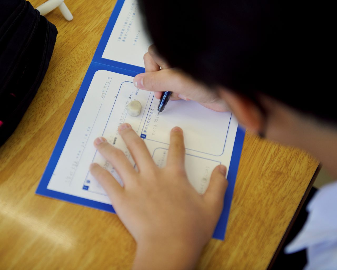 夢シートを記入する中学生生徒