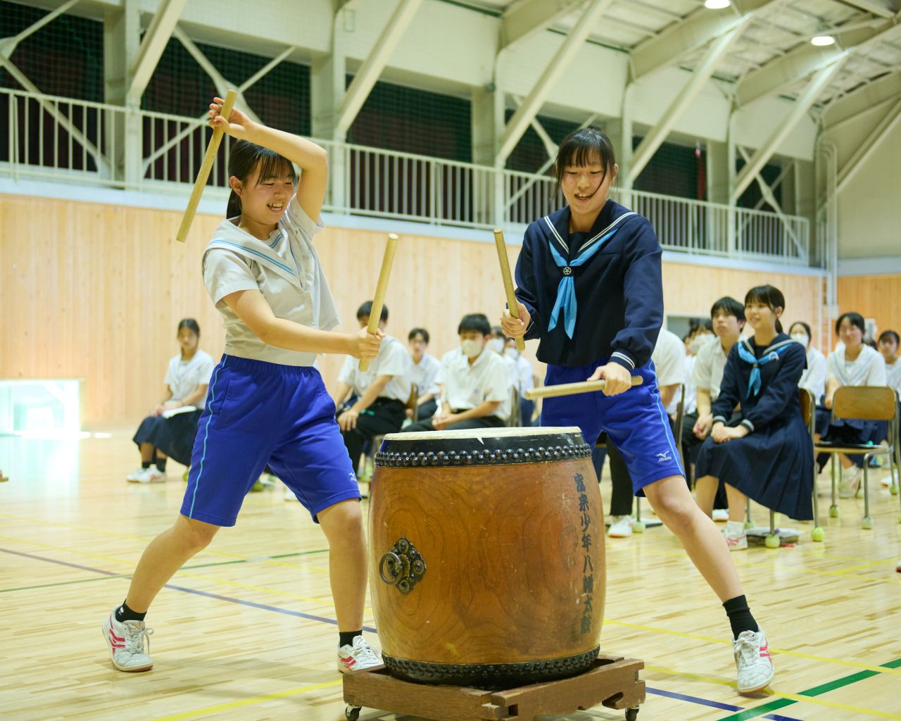 富来八朔祭りに由来太鼓を披露する中学生生徒