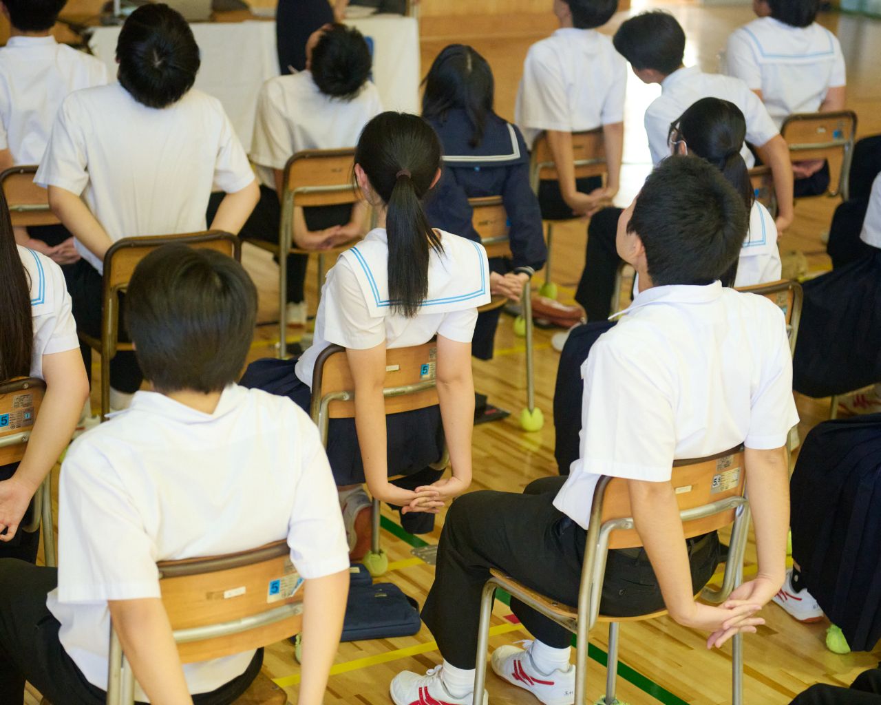 呼吸法のためのストレッチをする中学生生徒