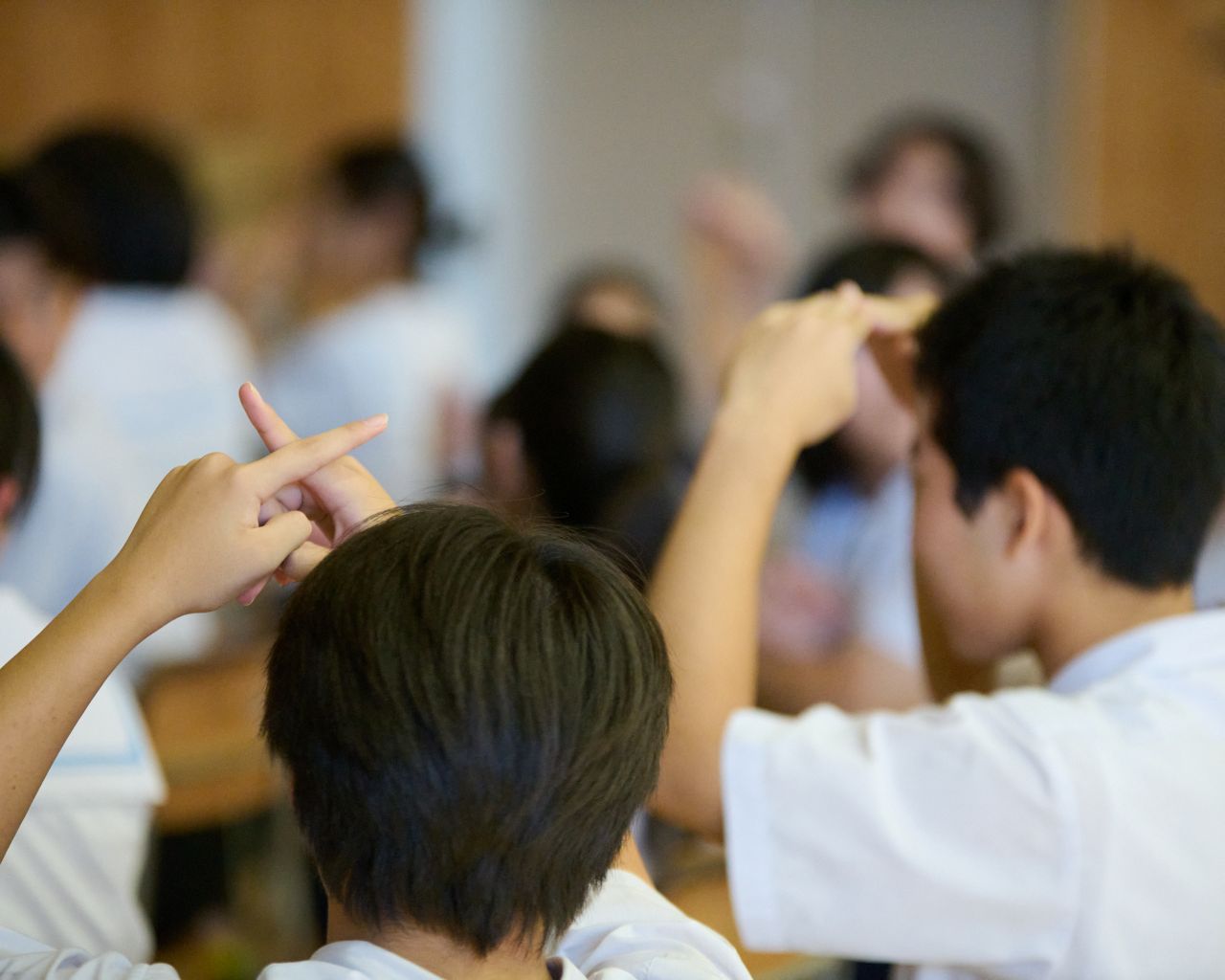まるばつクイズをする中学生生徒