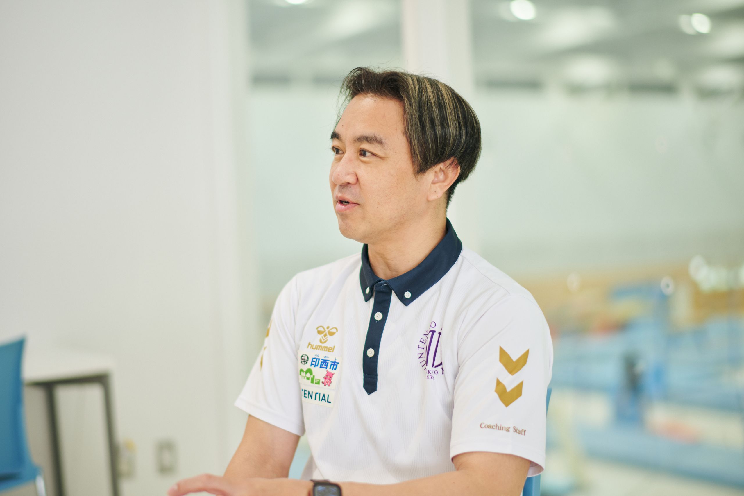 インタビューを受ける原田睦巳監督