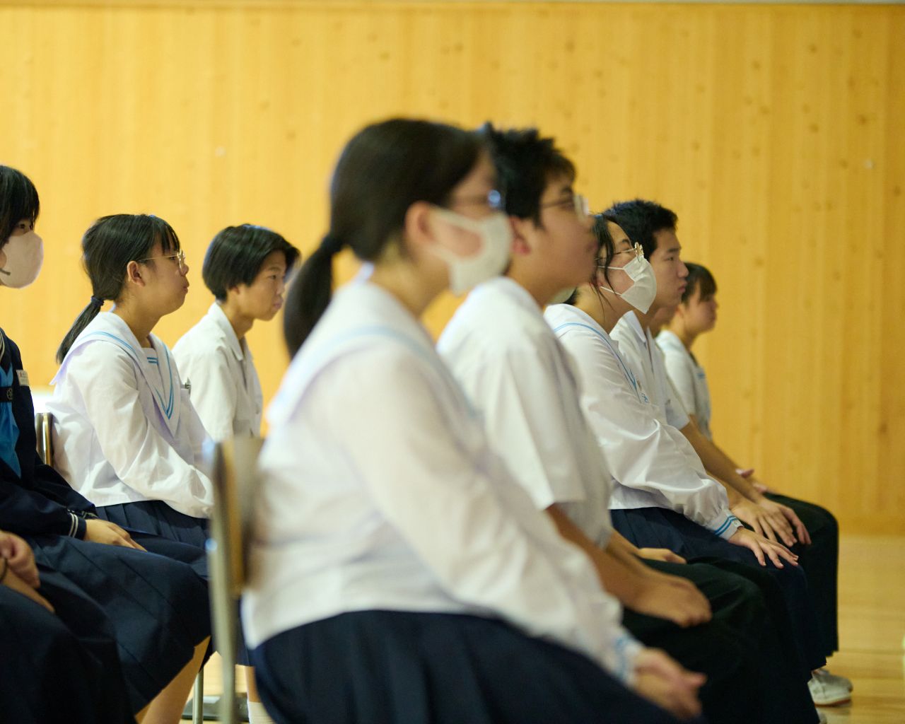 真剣に授業を聞く中学生生徒
