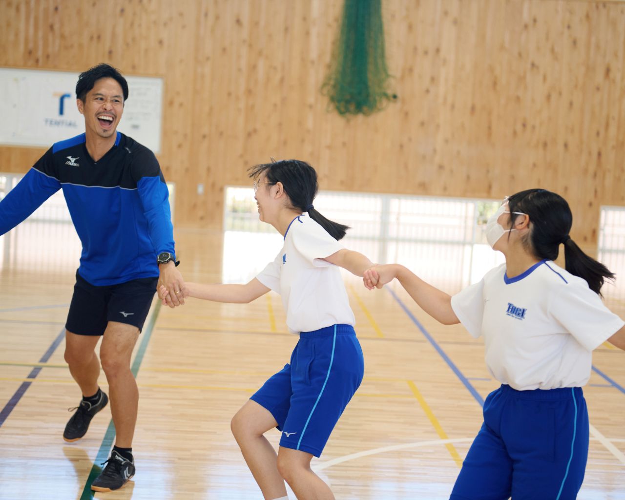 夢先生と一緒にゲームをする中学生生徒
