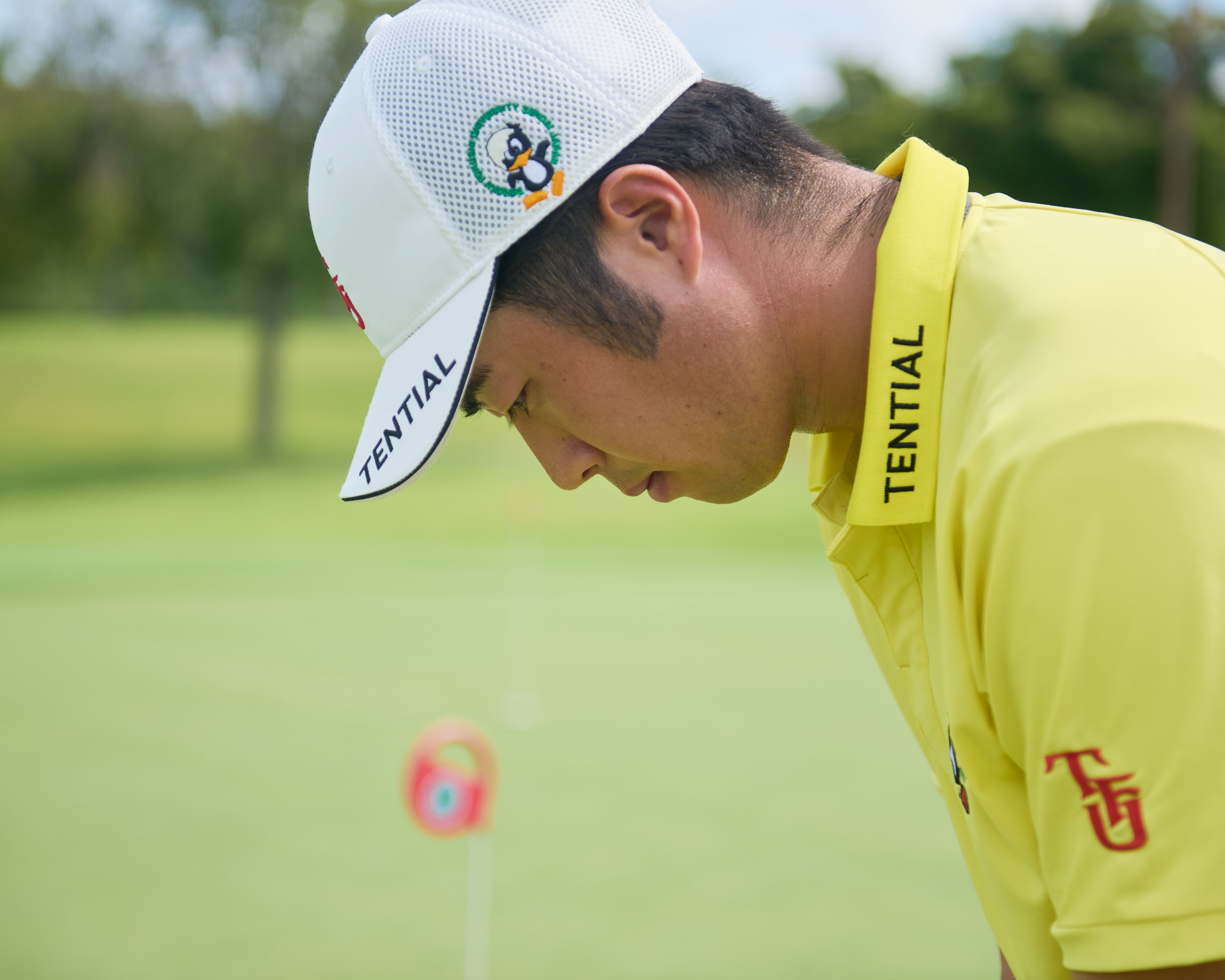 パターの練習をする東北福祉大学ゴルフ部の黒田選手