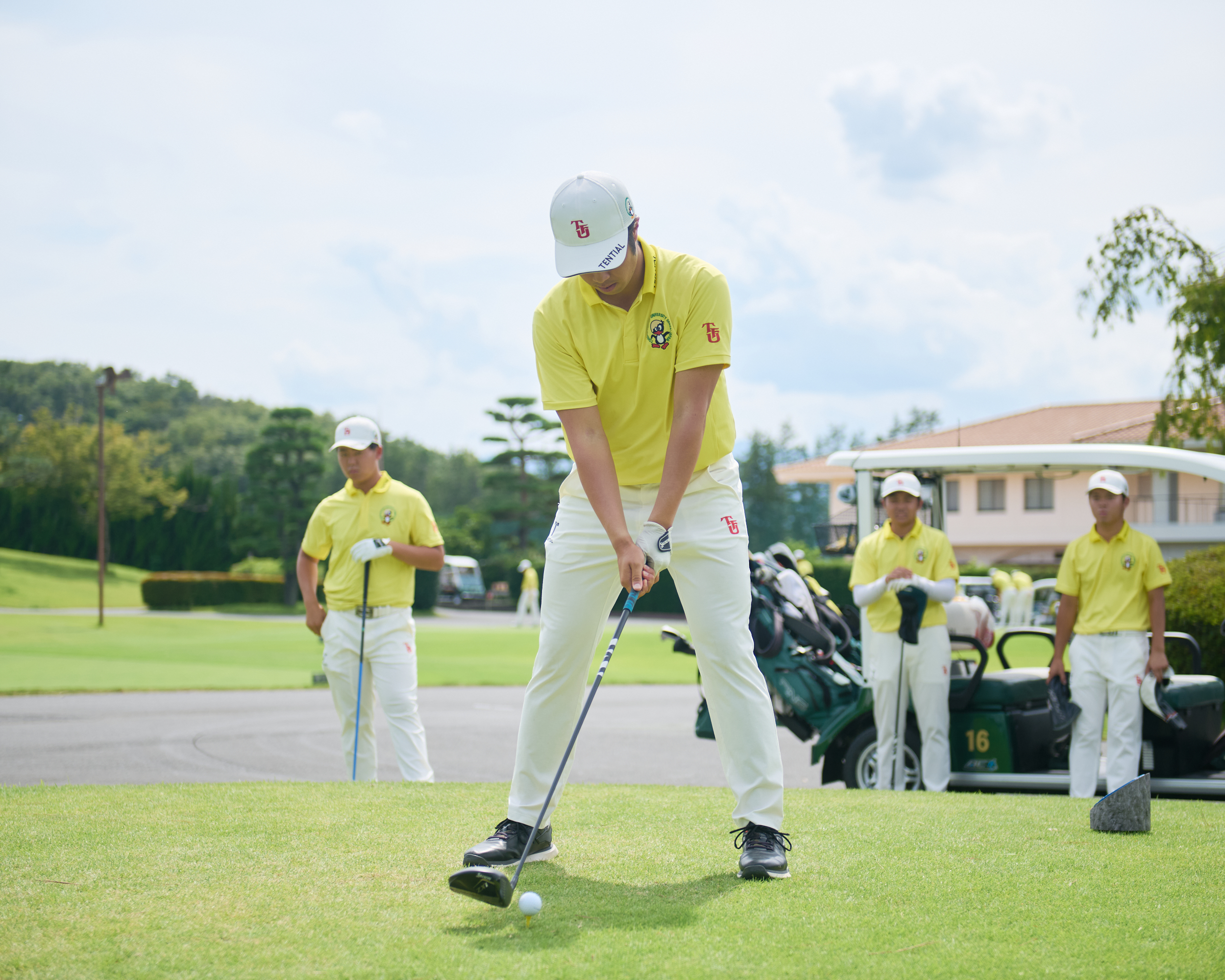 Tショットの準備をする黒田選手