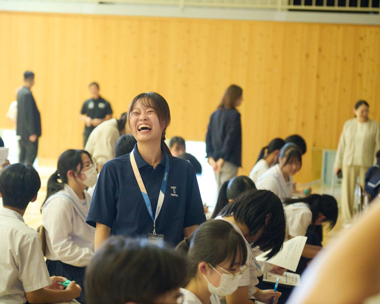 中学生生徒とふれあうTENTIAL大久保結衣