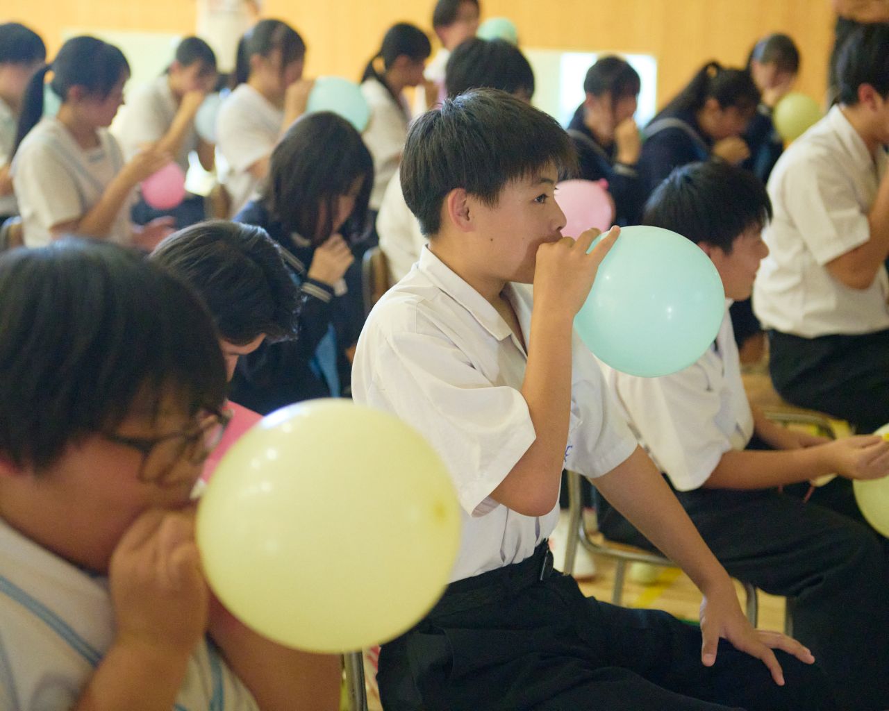 風船を使った呼吸法を実践する中学生生徒たち
